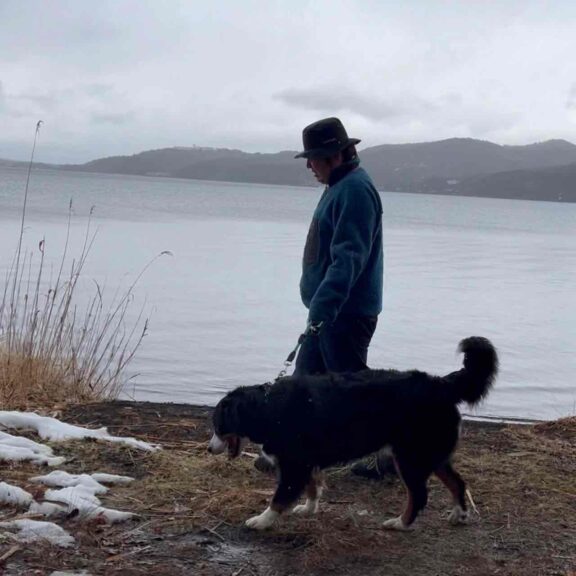 リタ、雪のチラつく山中湖へ